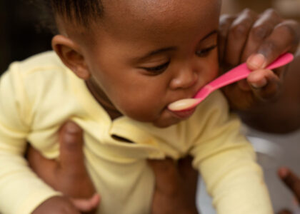 bébé africaine qui mange